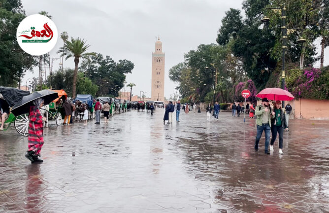 جامع الفنا تحت الأمطار.. تساقطات الخير تبهج قلوب المراكشيين نهار رمضان