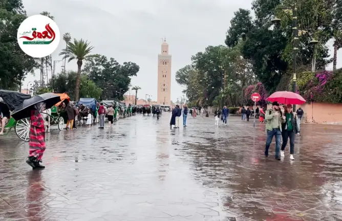 جامع الفنا تحت الأمطار.. تساقطات الخير تُبهج قلوب المراكشيين نهار رمضان