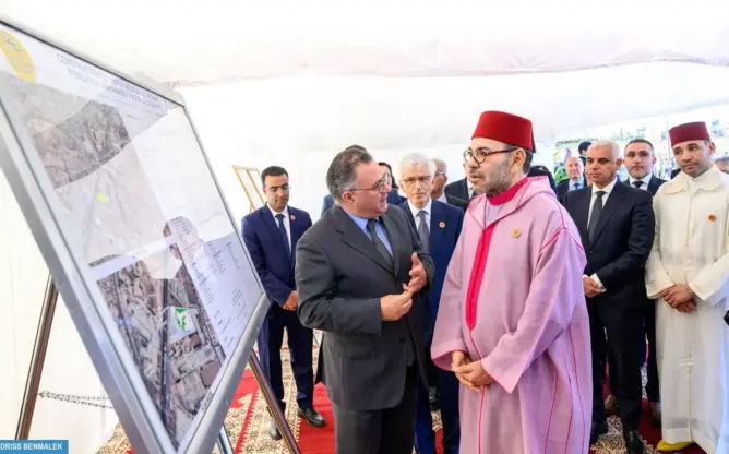 الملك يضع حجر الأساس لمركز طبي للقرب بالبيضاء ويطلق المرحلة الثانية للوحدات الطبية المتنقلة