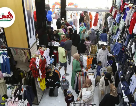 قبيلة عيد الفطر .. إقبال من المواطنين على اقتناء ملابس الأطفال