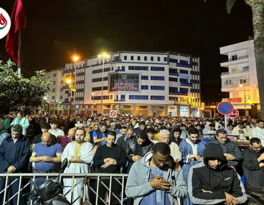 آلاف المغاربة يحيون “ليلة القدر” بمسجد أوطوهول بالرباط