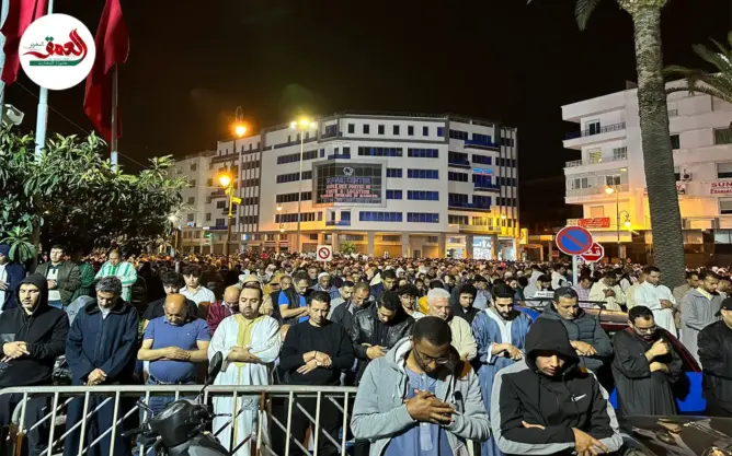 آلاف المغاربة يحيون “ليلة القدر” بمسجد أوطوهول بالرباط