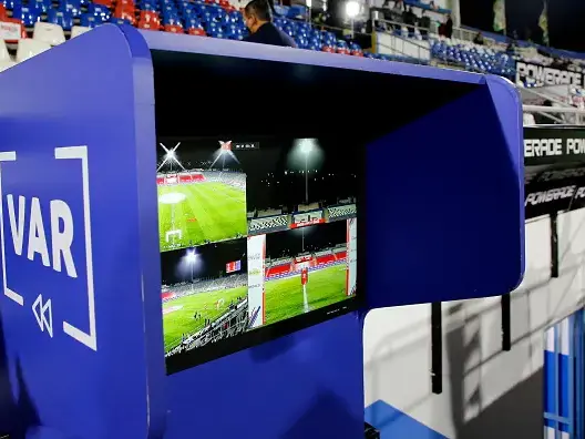 “الكاف” يتهم الجزائر باحتجاز معدات “الفار” وتغييبه عن مباراة اتحاد العاصمة