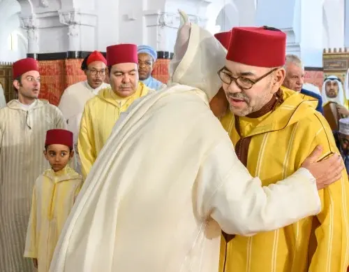 الملك يؤدي صلاة عيد الفطر بالمسجد المحمدي بالبيضاء ويستقبل التهاني