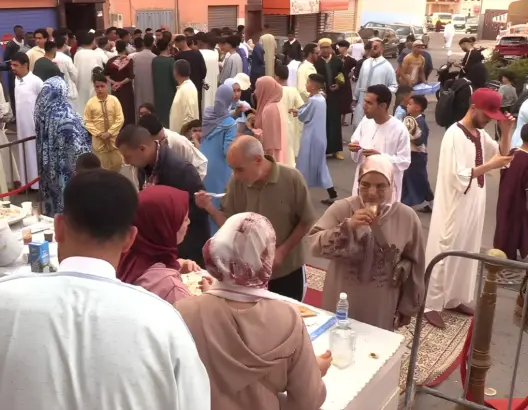 شباب من أكادير يحيون تقليد “فطور العيد” (فيديو)