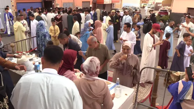 شباب من أكادير يحيون تقليد “فطور العيد” (فيديو)