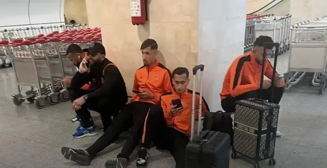 بسبب خريطة المغرب.. سلطات الجزائر تحتجز بعثة نهضة بركان بمطار بومدين (صور)