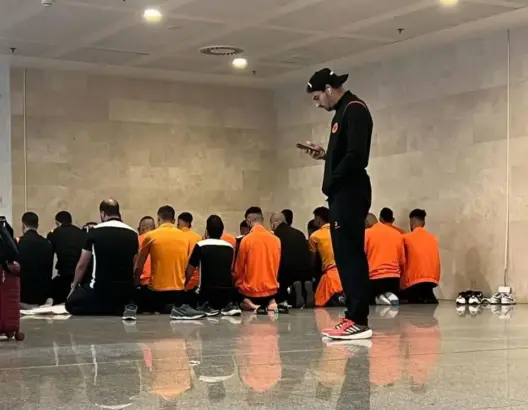 رئيس نادي المحامين بالمغرب: احتجاز بعثة نهضة بركان قد يعرض الجزائر لعقوبات قاسية من “الفيفا”