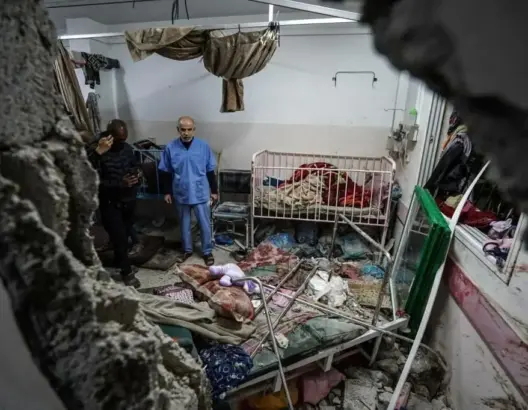 ضمنها جثث بدون رؤوس وجلود .. انتشال جثامين 210 شهداء بمجمع ناصر بغزة
