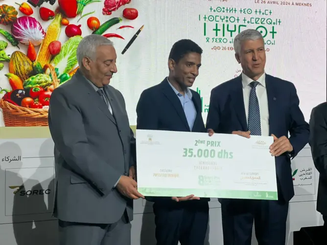 ظفر الزميل إسماعيل التزارني الصحافي بجريدة العمق المغربي بالجائزة الثانية في صنف الإعلام الإلكتروني ضمن الجائزة الوطنية الكبرى للصحافة الفلاحية والقروية، المنظمة على هامش الدورة السادسة عشرة من الملتقى الدولي للفلاحة بالمغرب.