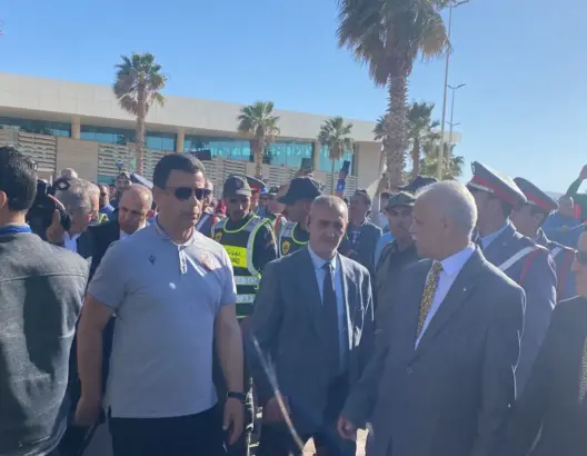 وسط استقبال جماهيري.. اتحاد العاصمة الجزائري يحل بمطار وجدة