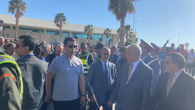 وسط استقبال جماهيري.. اتحاد العاصمة الجزائري يحل بمطار وجدة