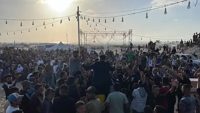 أفراح رغم الجراح.. حفل زفاف جماعي بخيام النازحين في غزة يتحدى ظروف الحرب