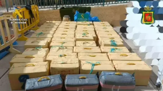 بمساعدة المغرب.. إسبانيا تحبط عملية تهريب طن ونصف من الشيرا بـ”تينيريفي” (فيديو)