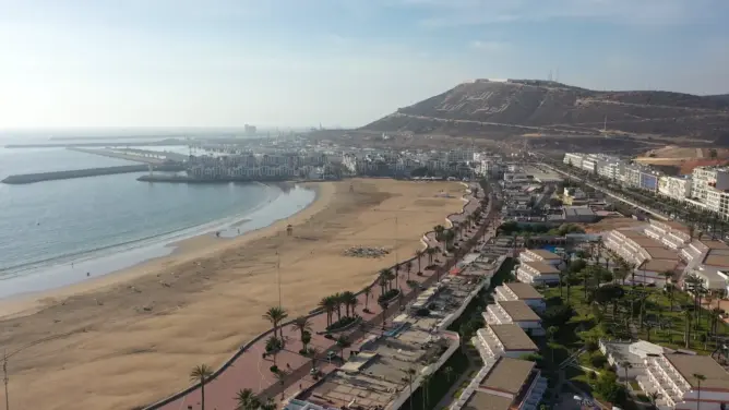 مجلس أخنوش يعتمد نمطا جديدا لتدبير شواطئ أكادير