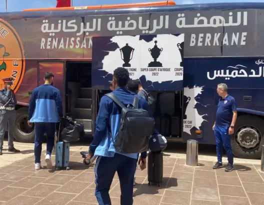بعثة الزمالك تحط رحالها بمطار وجدة استعداداً لمواجهة نهضة بركان (صور)