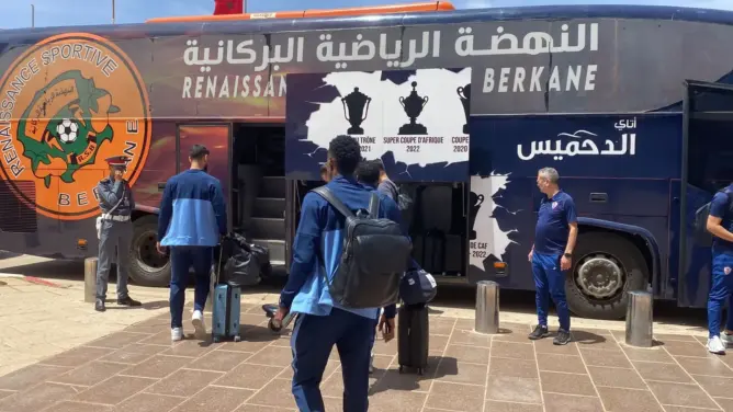 بعثة الزمالك تحط رحالها بمطار وجدة استعداداً لمواجهة نهضة بركان (صور)