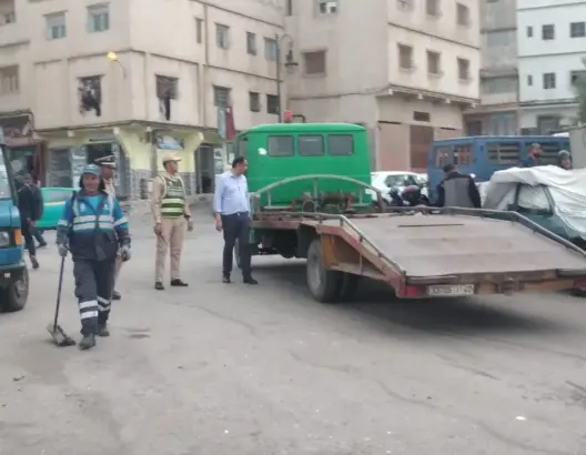 الوالي التازي يفاجئ منتخبين ورجال السلطة بزيارة لأحياء شعبية في طنجة