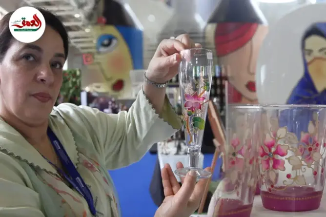 مغربية ترسم على الزجاج والخشب والثوب
