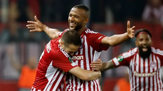 أيوب الكعبي لاعب فريق أولمبياكوس اليوناني
