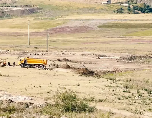 شاحنات تطمر مجرى واد بأرض بطنجة.. والسلطات تتدخل (فيديو)
