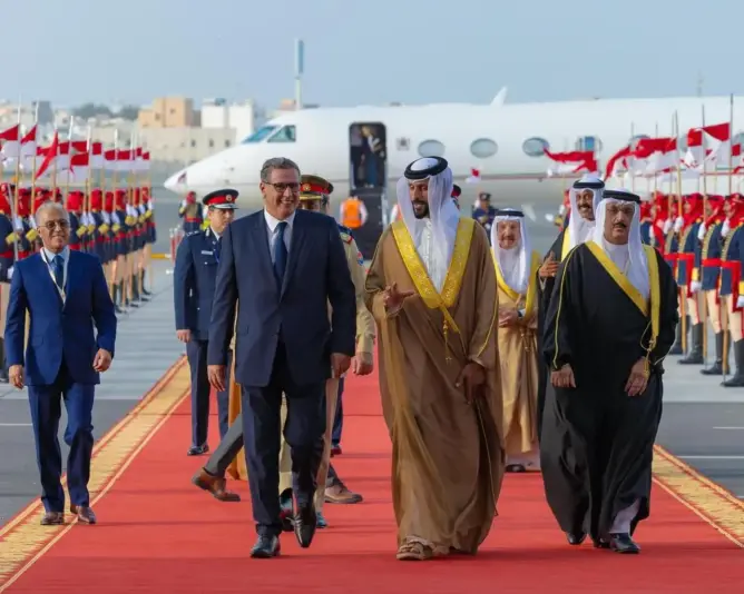 أخنوش يحل بالمنامة لتمثيل الملك محمد السادس بالقمة العربية