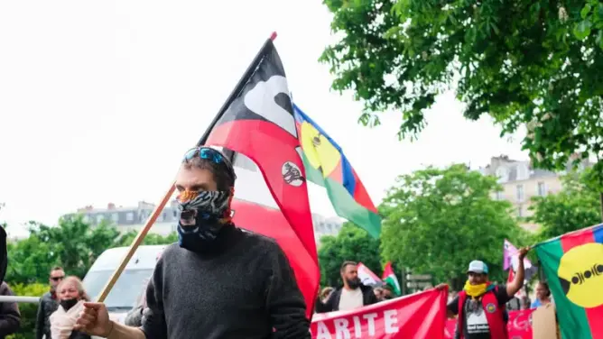 قتلى وأعمال عنف.. كاليدونيا الجديدة تتمرد على فرنسا وماكرون ينشر الجيش