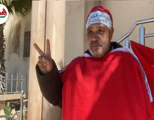 شخص من ذوي الإعاقة يضرب عن الطعام ويعتصم أمام جماعة مولاي عبد الله