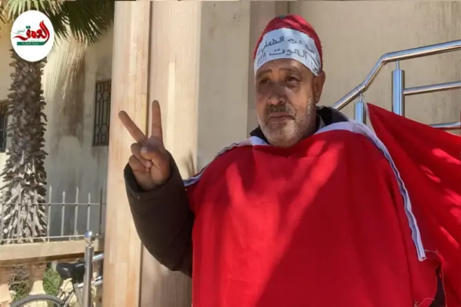 شخص من ذوي الإعاقة يضرب عن الطعام ويعتصم أمام جماعة مولاي عبد الله