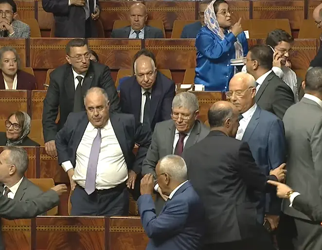 غياب الوزراء يفجر جلسة برلمانية .. صراخ وتبادل للاتهامات بين المعارضة والأغلبية