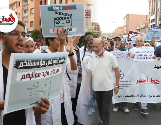 طلبة الطب بمراكش يحتجون رفقة أوليائهم تضامنا مع الموقوفين ويطالبون بالحوار