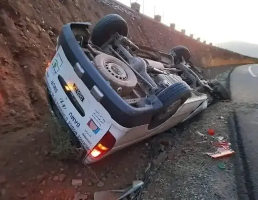 انقلاب سيارة إسعاف في منعرجات تيشكا يخلف إصابتين