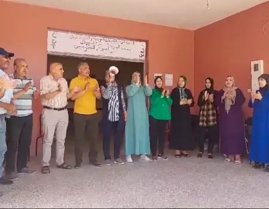 بني ملال.. موظفو جماعة فم أودي يواصلون اعتصامهم رفضا للاقتطاع من الأجور