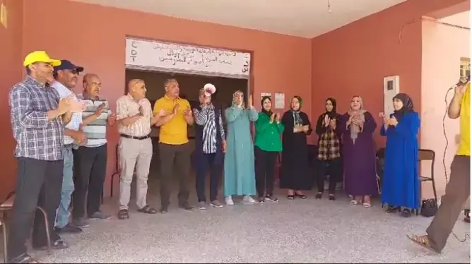 بني ملال.. موظفو جماعة فم أودي يواصلون اعتصامهم رفضا للاقتطاع من الأجور