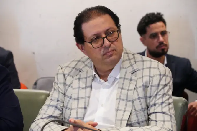 “اللي قال العصيدة باردة يدير فيها يديه”..كواليس اجتماع برلماني كاد ينفجر بسبب آيت منا