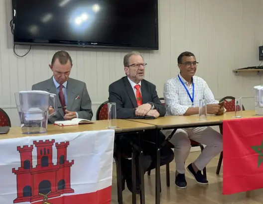 بربطة عنق تحمل علم المغرب.. وزير بجبل طارق يذكر طفولته بالمغرب ويروي أسرار تعلقه بالمملكة
