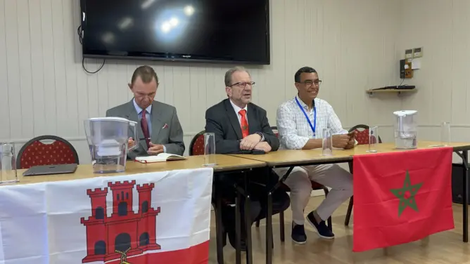 بربطة عنق تحمل علم المغرب.. وزير بجبل طارق يذكر طفولته بالمغرب ويروي أسرار تعلقه بالمملكة