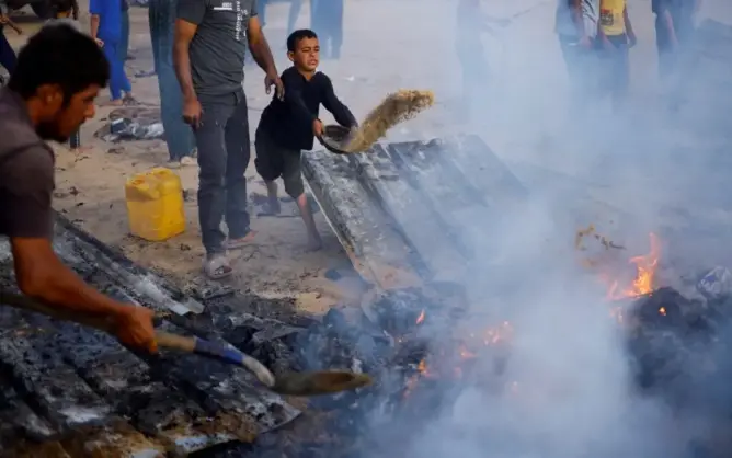 الاحتلال يتحدى العالم ويرتكب مجزرة جديدة بحق النازحين داخل خيمهم برفح