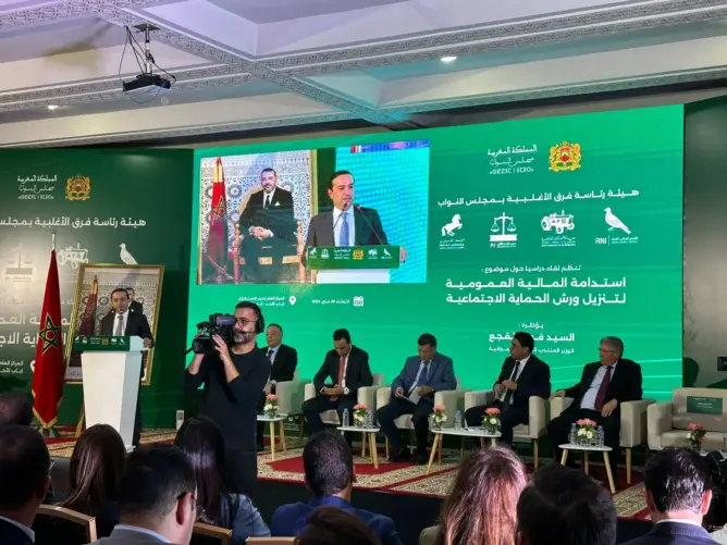 فرق الأغلبية تهاجم المعارضة: تماسك مكونات الحكومة وانسجامها “أزعج البعض”
