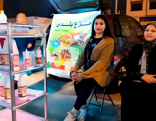 شافية وإلهام.. أم وابنتها تتحديان البطالة بعربة لبيع “زعزع بلدي”