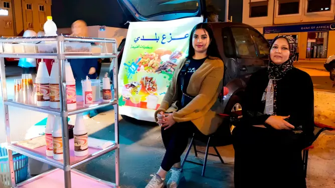 شافية وإلهام.. أم وابنتها تتحديان البطالة بعربة لبيع “زعزع بلدي”