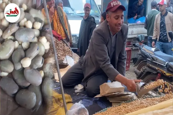 “طايب وهاري”.. أكلة تقاوم الزمن في الأسواق الشعبية