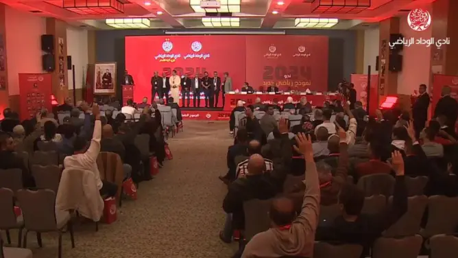 الجمع العام للوداد وترشح آيت منا يثيران سجالا قانونيا.. وخبير يعدد “الخروقات”