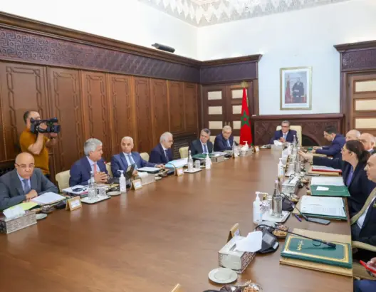 الحكومة تتداول في اتفاق يعفي السائقين المغاربة من امتحان “البيرمي” بإسبانيا