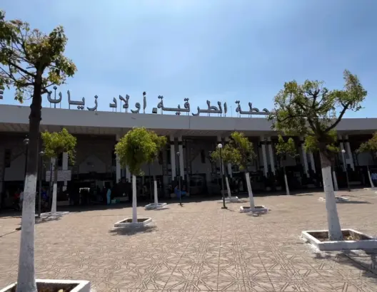 وضع “كارثي” تعيشه محطة أولاد زيان.. ومسؤول: سيتم تأهيلها مؤقتا للحد من الفوضى