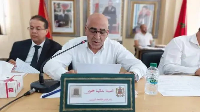 اتهامات بـ”المحاباة” في قضية تسمية شارع باسم والد رئيس مقاطعة بفاس والأخير: حسابات سياسية ومغالطات