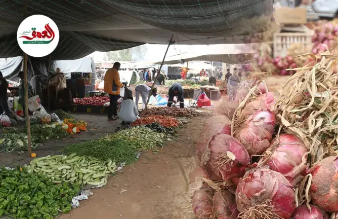 وفرة العرض في الخضر بسوق أسبوعي قرب مراكش والأسعار تنزل تحت 5 دراهم