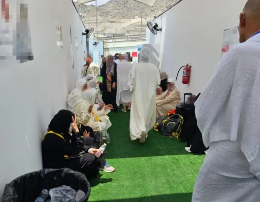 حجاج مغاربة يفترشون الأرض ويلتحفون السماء بمنى لقلة الخيام