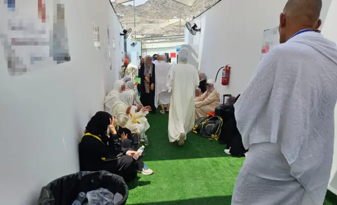 حجاج مغاربة يفترشون الأرض ويلتحفون السماء بمنى لقلة الخيام