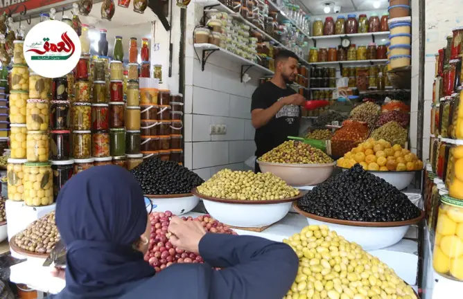 إقبال كبير على الزيتون و '' قوام'' الطنجية قبيل عيد الأضحى بمراكش